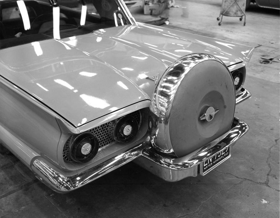 Детали экстерьера Ford Thunderbird (P5/40) 1955 года  (фото 15 из 128)